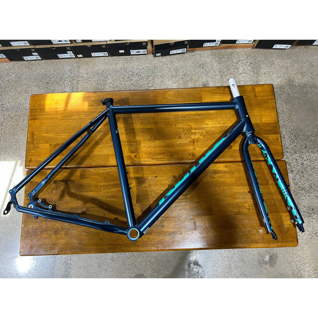 Kona Rove AL 650 Satin Gloss Blue + Fork 56cm, Full View Drive Side