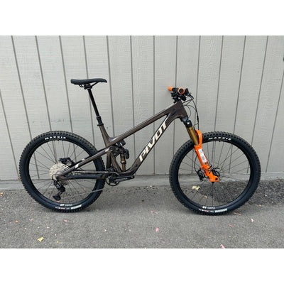 2024 Pivot Firebird Brunch Ride (w/ Fox Live Valve) — Alloy Wheels, Drive Side View