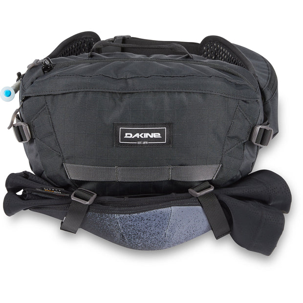 Dakine Hot Laps 5L Hip Pack, black, with cargo in carry straps
