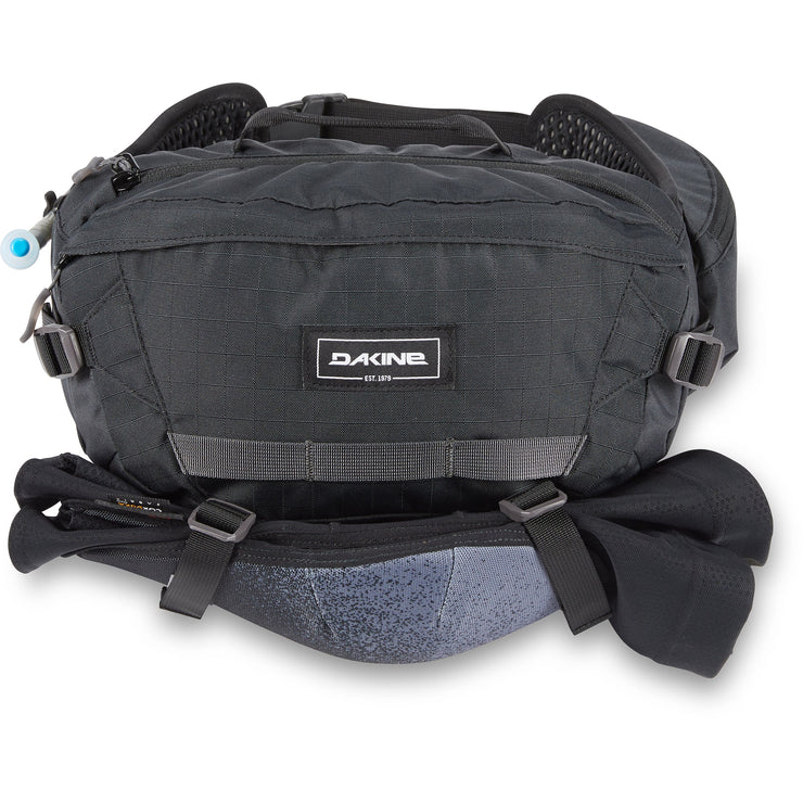 Dakine Hot Laps 5L Hip Pack, black, with cargo in carry straps