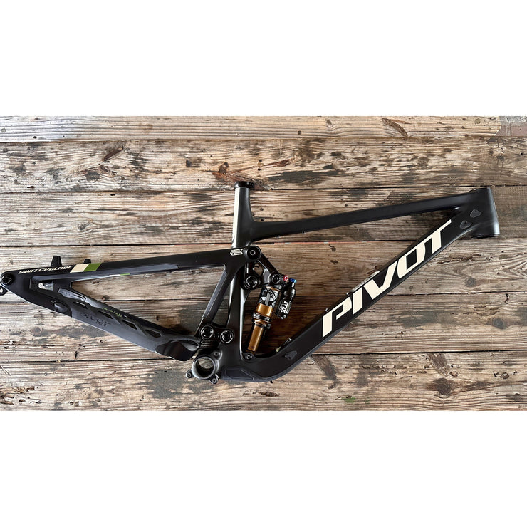 2024 Pivot Switchblade 29 V3 Frame, stealth Mojave, full view.