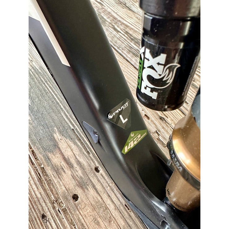 2024 Pivot Switchblade 29 V3 Frame, stealth Mojave, downtube view.