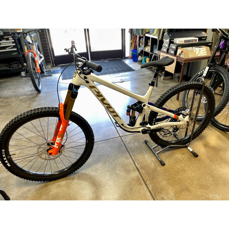 2024 Pivot Firebird 29 LTD Leatt Team XX AXS w/ Carbon Wheels