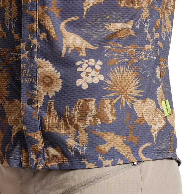 Pearl izumi Canyon Tech Snap Short Sleeve, dark ink coslope, close up view.